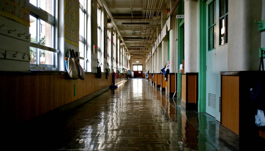 Napadalca, ki je z nožem ubil sedemletnega otroka na osnovni šoli, obsodili na 50 let zapora