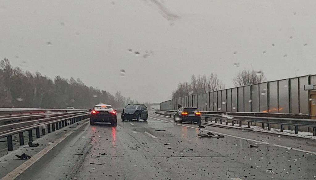 Počilo na avtocesti. Zaprt vozni pas proti Mariboru