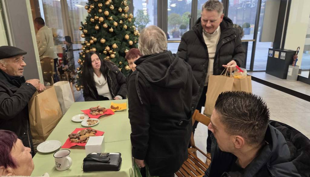 Praznična toplina na mariborski tržnici: Topel čaj, pecivo in vrečke Srečke
