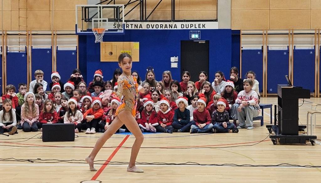Dupleški otroci s pevskimi, dramskimi in plesnimi nastopi navdušili obiskovalce proslave