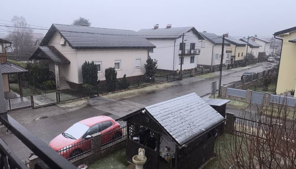 VIDEO: Napovedi so se uresničile, v Mariboru sneži