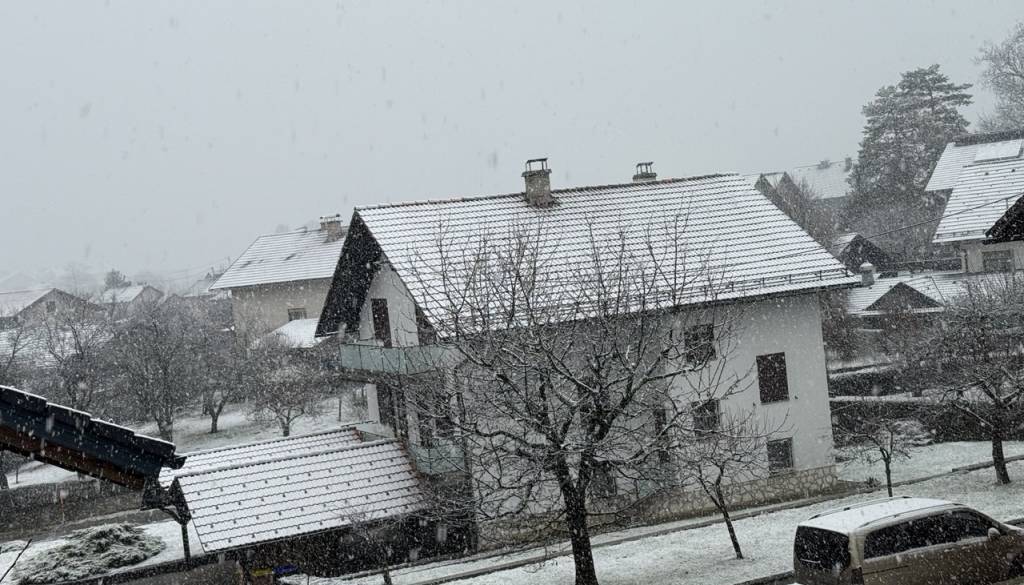 Sneženje se stopnjuje