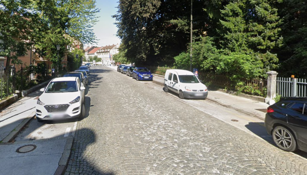 Kolesarji na Rimski cesti brez varnega parkiranja, občina obljublja projekt