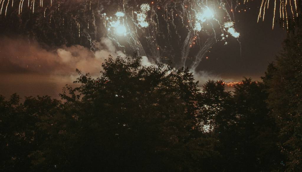 Ognjemeti in petarde pozimi še dodatno onesnažujejo zrak