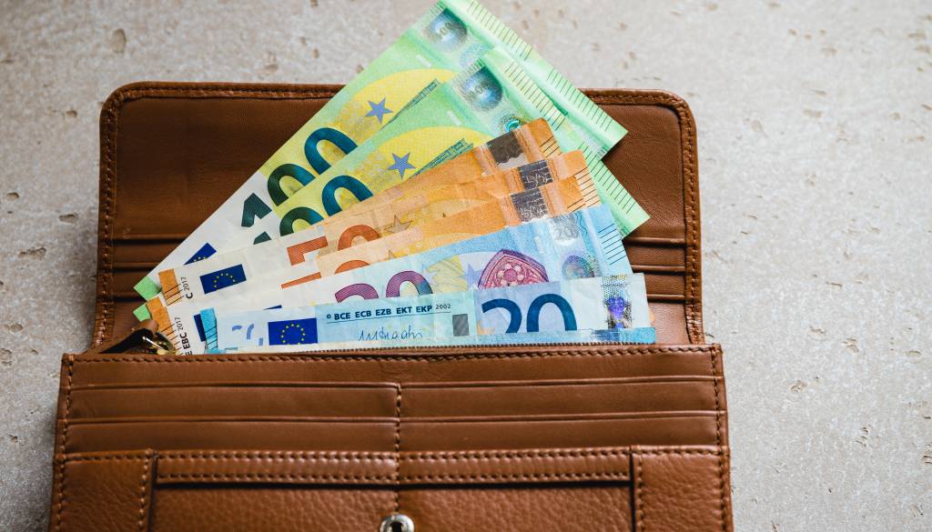 Šef zahteval, da mu zaposleni božičnico vrnejo v gotovini, sicer bi jo odbil od plače