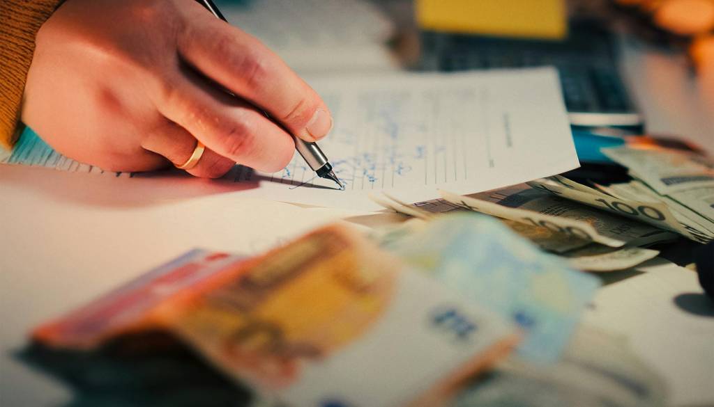 Božičnico bi delavcu odbili od plače. Kaj narediti?