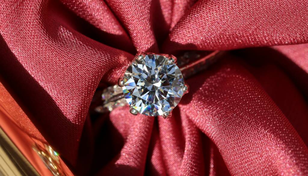 Neverjetna sreča v Indiji, revna zakonca odkrila dragocen diamant