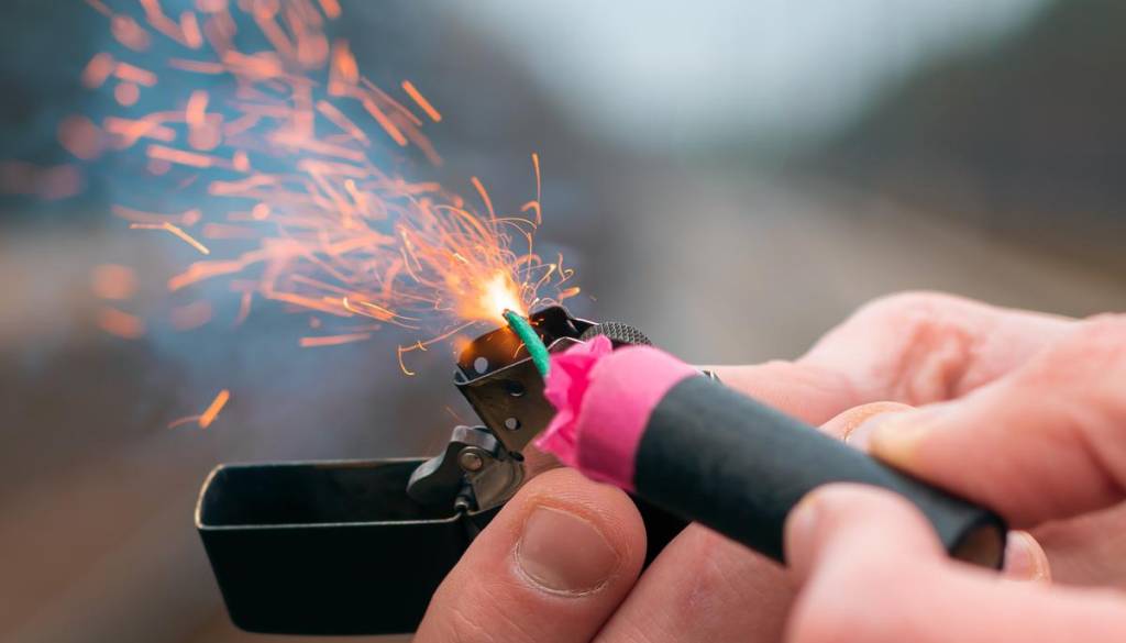 Petarda pristala med skupino mladoletnikov