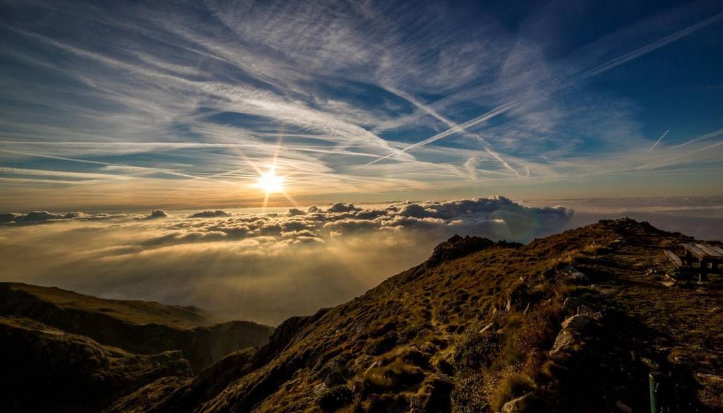 Megla bo marsikje vztrajala ves dan, kam po več sonca?