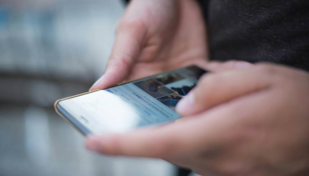 Ste vedeli, čemu služi skrivnostna luknjica na telefonu?