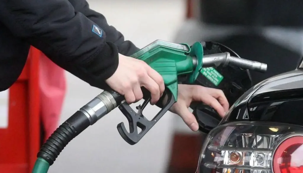Še zadnja sprememba cen bencina in dizla pred novim letom: Kaj napovedujejo strokovnjaki?