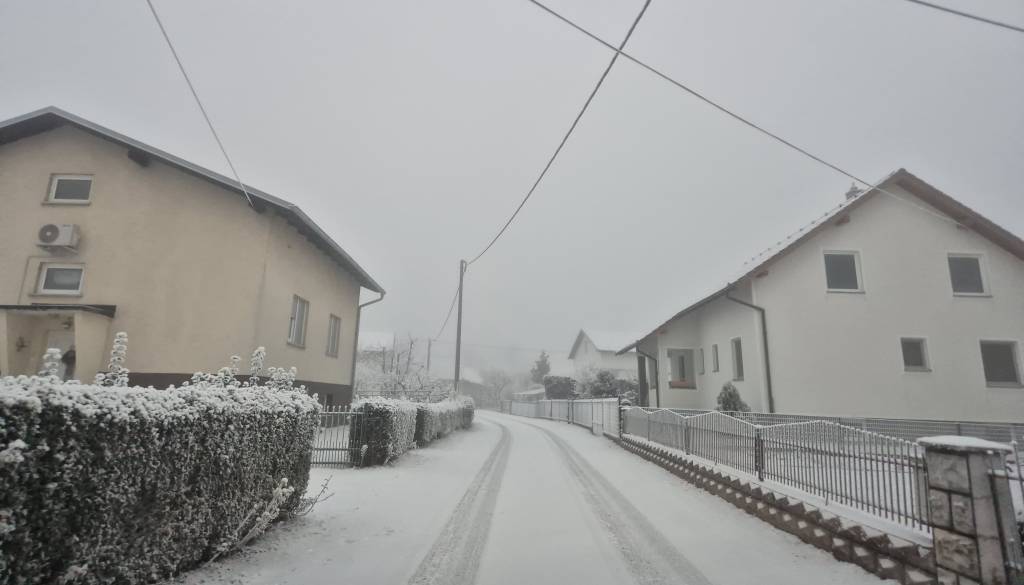 FOTO: V Beltincih so se zbudili v belo jutro, kakšno vreme nas sicer čaka danes?