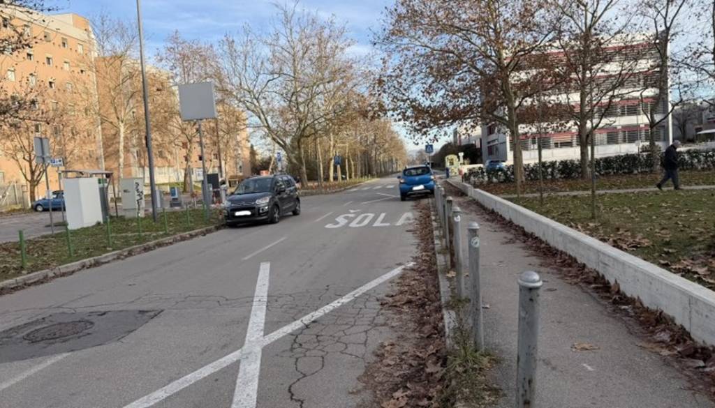 Kaos na Gosarjevi ulici, vozila parkirana na cesti in pločnikih