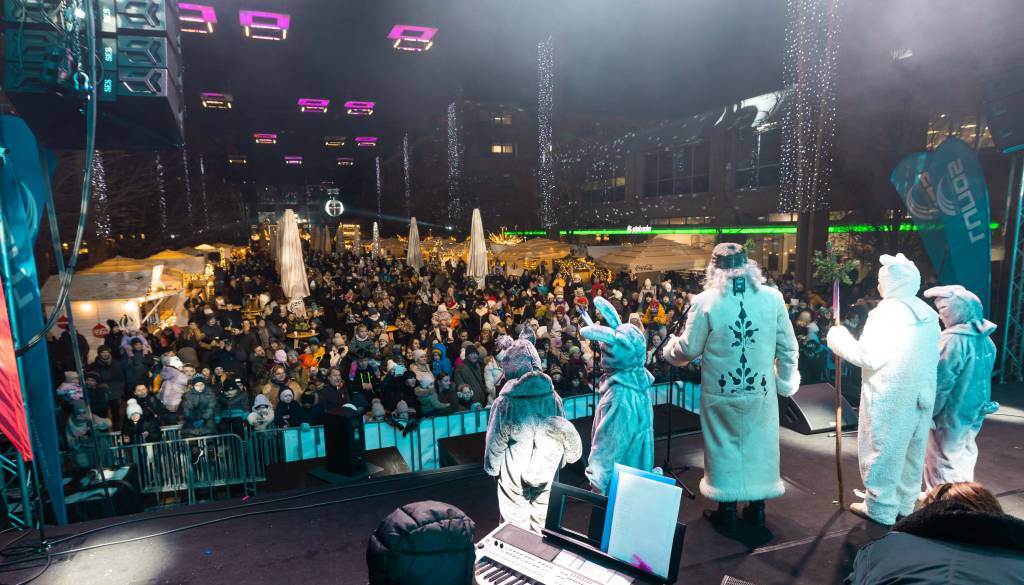 FOTO in VIDEO: Dedek Mraz se je v Mariboru poslovil od otrok 