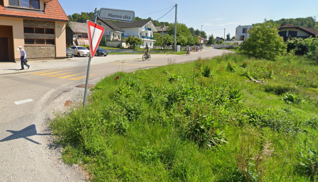 Otroci brez varnega prehoda čez cesto, težave pri tej avtobusni postaji 