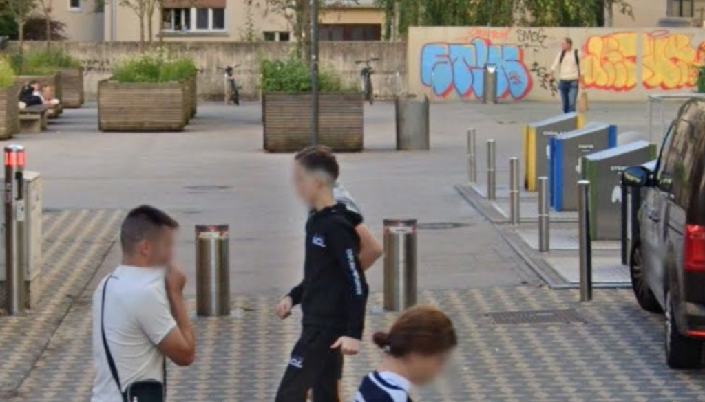 Trg Franceta Štiglica se spreminja v parkirišče, opozarjajo stanovalci. Nekdo naj bi odklepal količke