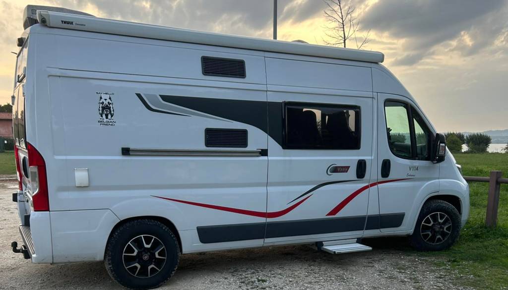 Izpred bloka v Mariboru ukradli avtodom