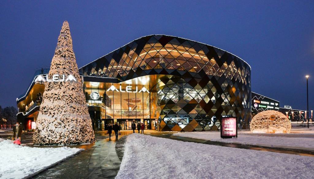 Začetek veselega decembra v ALEJI: ta petek prihajata Miklavž in Nika Zorjan