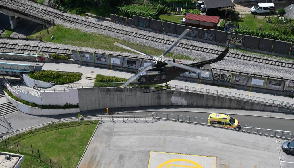 Med pristajanjem helikopterja hudo poškodovana peška. Kaj o nesreči pravijo pri UKC Maribor?