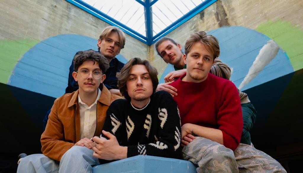 Jet Black Diamonds: Dve intimni Decembrski romanci v Ljubljani in Mariboru