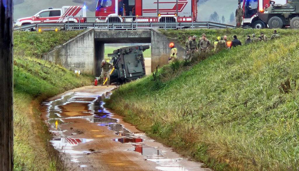 FOTO in VIDEO: V pesniškem rondoju se je prevrnilo vojaško vozilo, pet vojakov v UKC Maribor