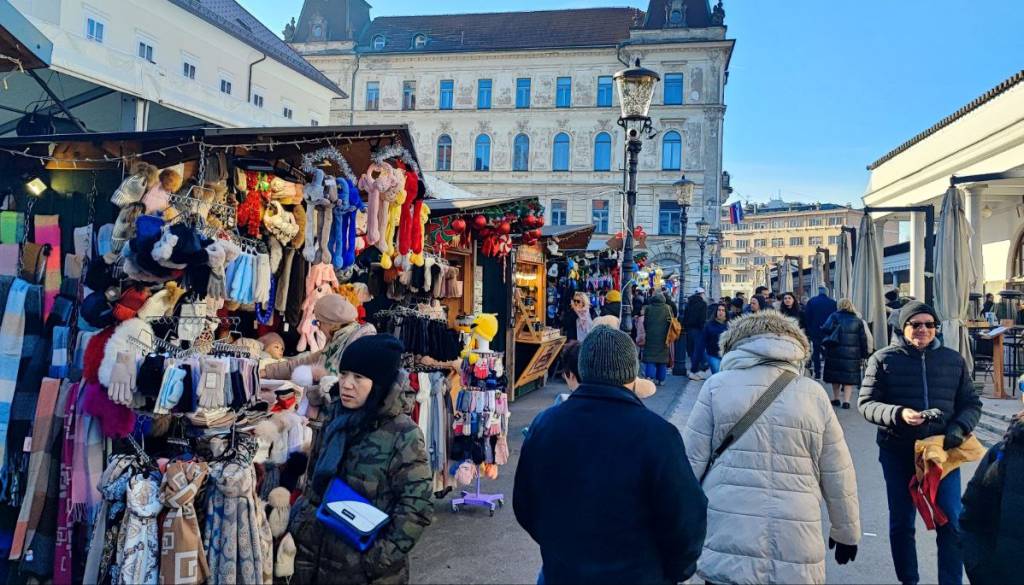 FOTO in VIDEO: Praznične stojnice v Ljubljani: Kapa 20 evrov, okrasek 7, med 8 evrov