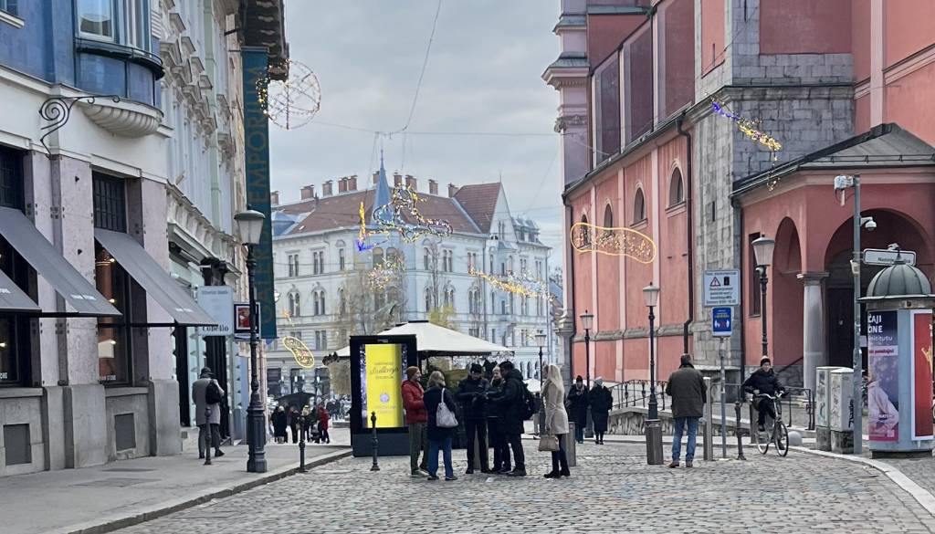 Lučke ob 11. uri dopoldan? Ljubljančani začudeni nad praznično osvetlitvijo čez dan