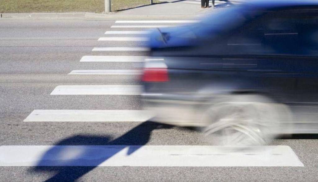 Na Štajerskem voznik pred očmi matere zbil otroka in odpeljal