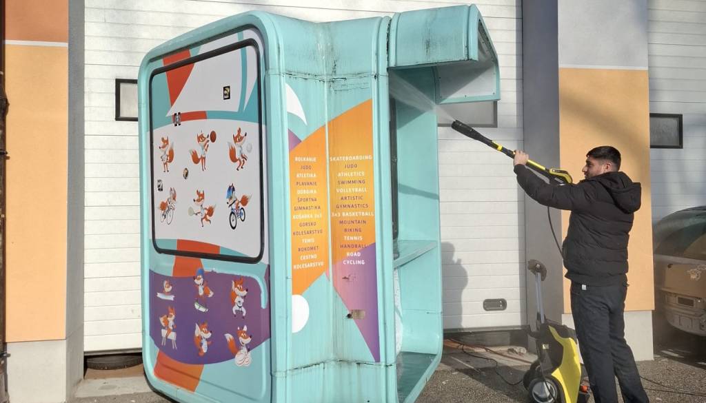 FOTO: Mariborski dijaki obnavljajo kultni kiosk K67, kje bo stal po obnovi?