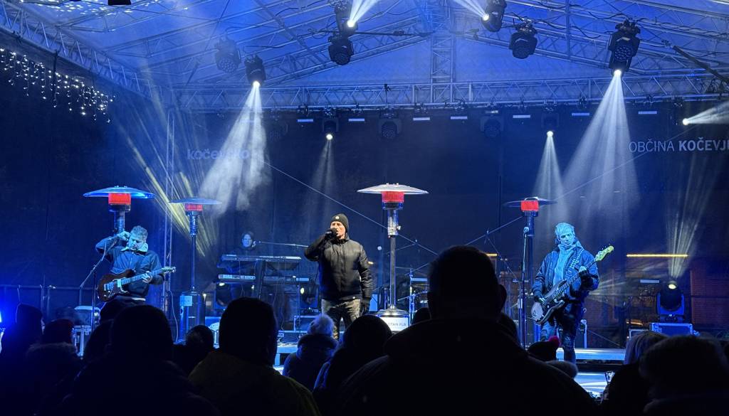 Živahen glasbeni večer ogrel Kočevje: Miran Rudan in InDesign na velikem odru