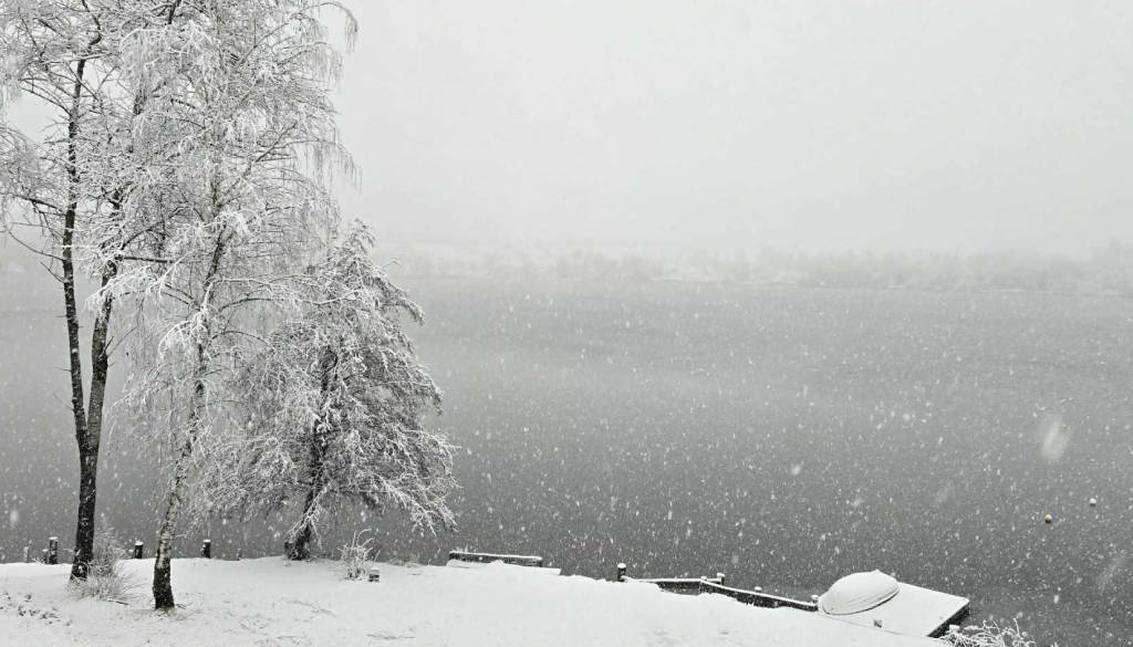 Zbudili se bomo v ledeno mrzlo jutro, možne tudi večje količine snega 