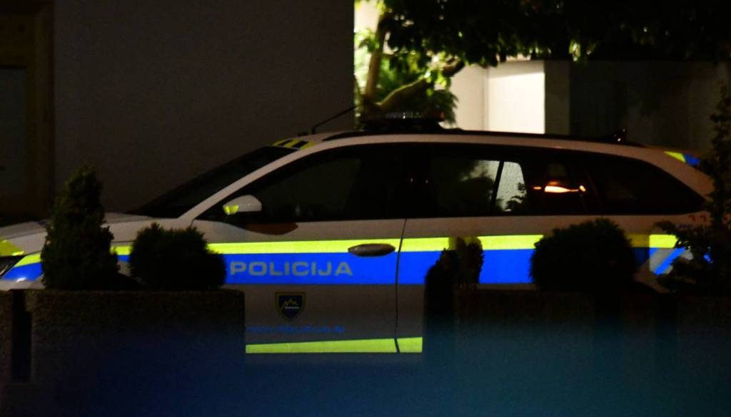 Pijana pešca sredi ceste ustavljala vozila, mariborski policisti so ju odpeljali na streznitev