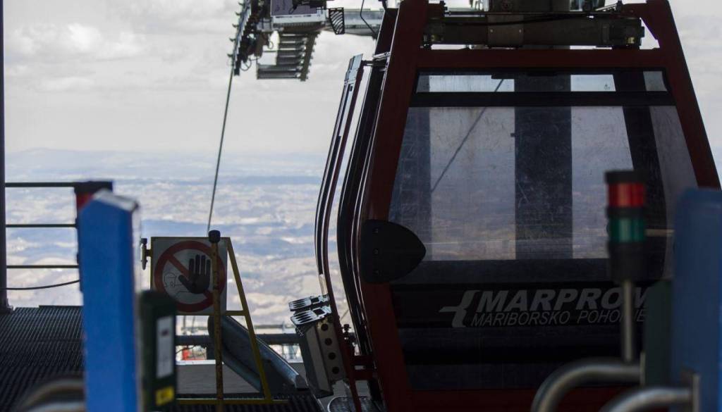 Pohorska vzpenjača začasno zastala, zakaj?
