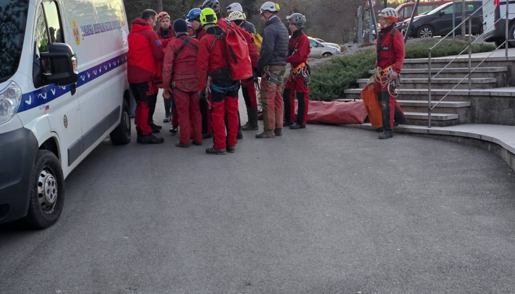 Po zahtevni akciji iz Škocjanskih jam prinesli umrlega potapljača, vzrok nesreče ni znan