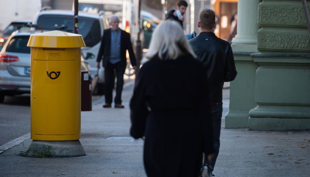 Banke, pošte in trgovine danes s skrajšanim urnikom