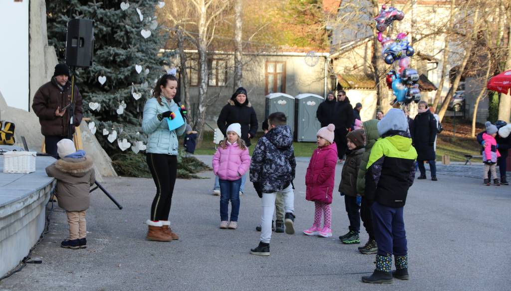 FOTO: Otroci v Lendavi med prvimi 'stopili' v leto 2026