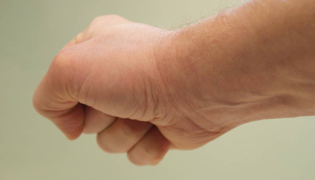 Moški mislil, da se bo v Mariboru srečal z mladoletnico, pričakali so ga zamaskiranci