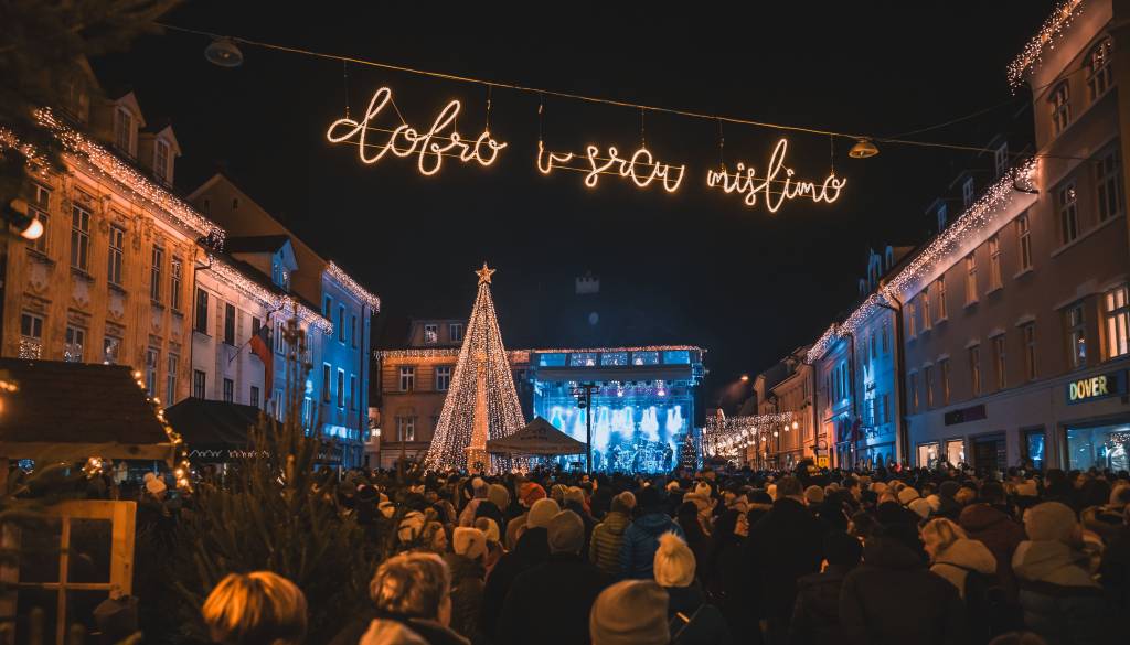 FOTO: Praznična okrasitev Kranja navdušuje, Prešernovi verzi bodo žareli vse do februarja