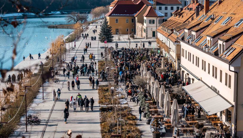 FOTO in VIDEO: FOTO in VIDEO: Maribor se že ogreva za najdaljšo noč v letu, mesto je polno življenja