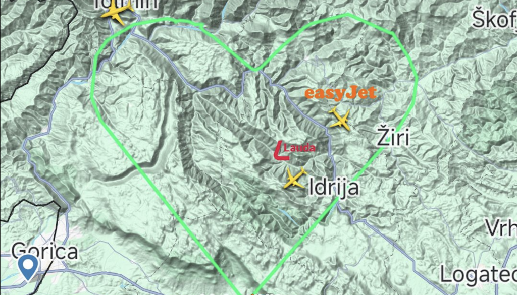 Presenečenje na nebu: letalo nad Slovenijo izrisalo srce