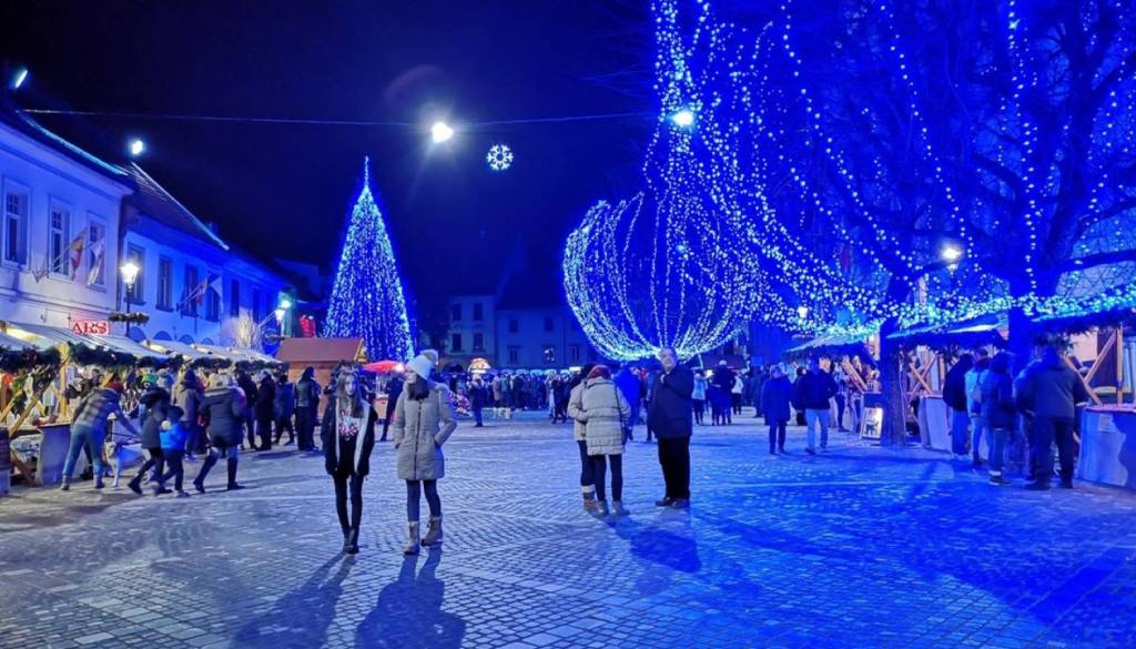 Kam ta konec tedna? Na Dolenjskem prižigajo praznične lučke in vabijo na Miklavževe koncerte
