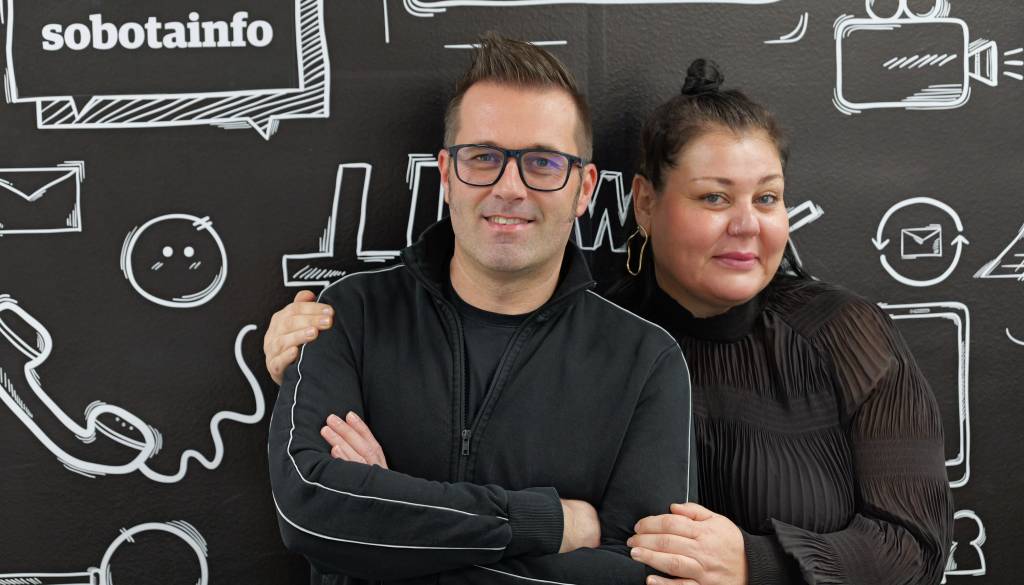 VIDEO: Pomurska uprizoritev Let nad kukavičjim gnezdom navdušuje: »Po vsaki predstavi vriskajo, mi pa jokamo od sreče«