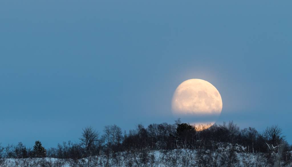 Hladna polna luna bo tem znamenjem premešala ljubezen, dom in odnose