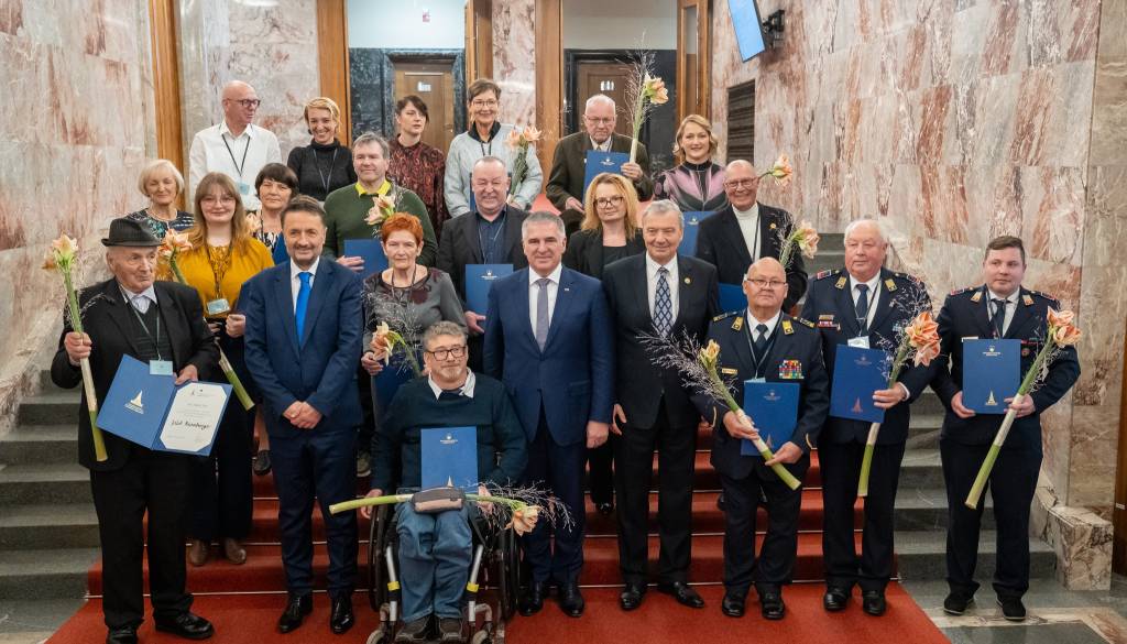 Prostovoljci spreminjajo družbo: Državni svet podelil plakete za izjemni prispevek