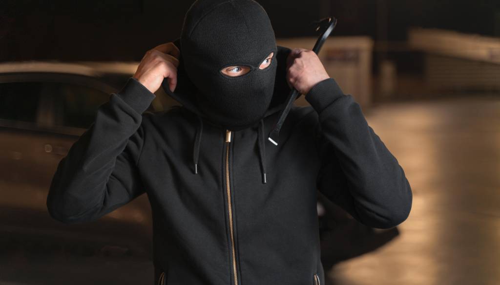 Išče ga policija: Predstavljal se je kot telekomunikacijski delavec in okradel oškodovanko