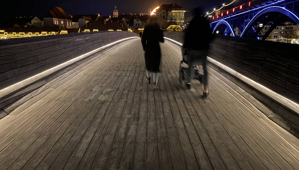 Mariborčani zaskrbljeni: Splavarska brv spet nevarno drsi. Nigrad razkriva ukrepe