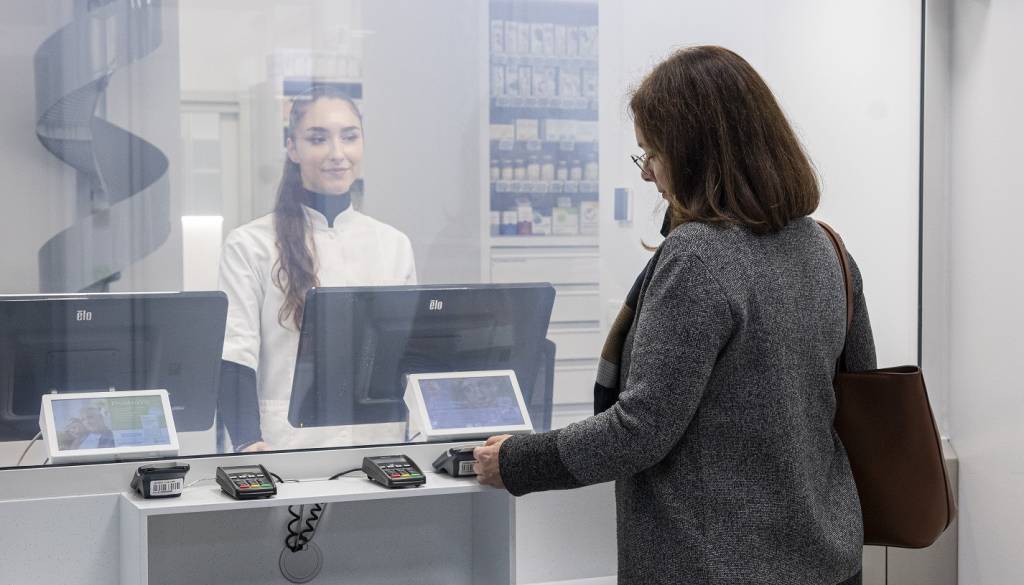 Lekarna pri polikliniki se vrača z lekarniškim robotom, avtomatiziranimi blagajnami in prostori za paciente