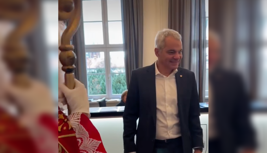 VIDEO: Arsenoviča obiskal Miklavž, podaril mu je šibo in ...