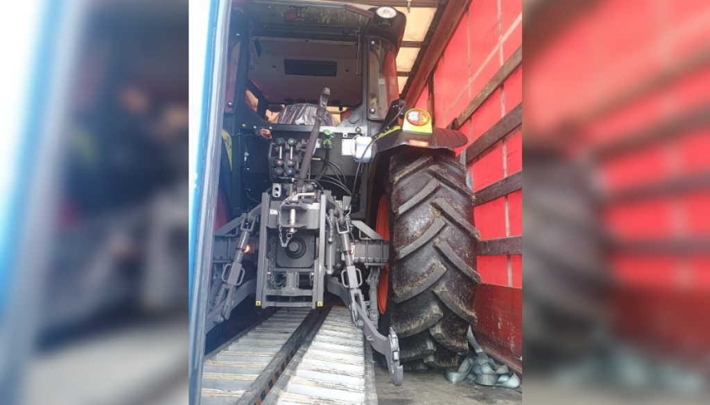 Velika tatvina na Štajerskem: Ukradli tri traktorje in pobegnili, voznika tovornjaka ujeli tik pred romunsko mejo