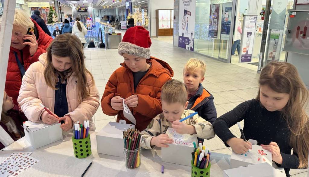 Škratki pričarali praznično dogajanje za otroke, obiskovalce bosta razveseljevali vse sobote v decembru
